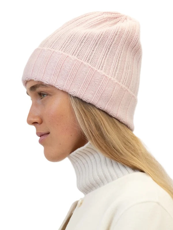 Beanie Laura von Anna v Berg. Diese hochwertige Beanie aus 100 % Kaschmir begeistert mit ihrem besonders weichen Griff und sorgt für ein angenehm kuscheliges Tragegefühl. Das zeitlose Rippstrick-Design macht sie zu einem stilvollen Begleiter für die kühlen Tage. Ein hochwertiges Accessoire, das Wärme und lässige Eleganz perfekt miteinander verbindet