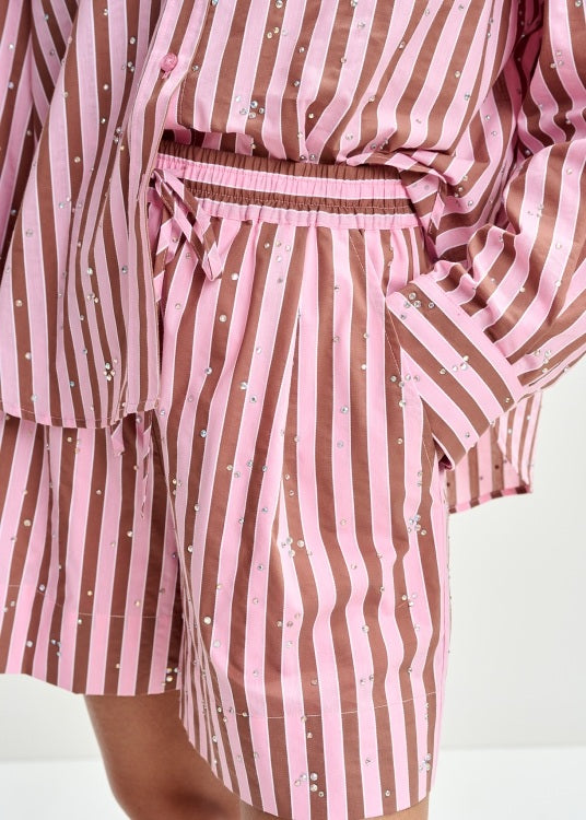 Bermuda von Essentiel Antwerp JEEUW RHINESTONE MINI SHORTS in Streifen mit Steinchen in Rosa und Braun. Die Bermuda ist kurz geschnitten