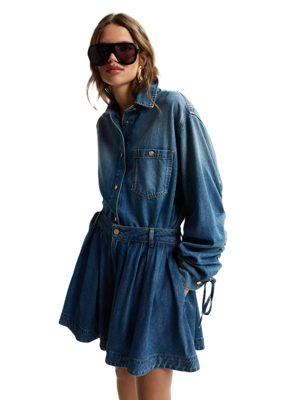 Bermuda Essentiel Antwerp JOSS FLARED JEANS SHORTS in jeans. Diese Jeans-Shorts aus Bio-Baumwollmischung ist mit modernen Plissees ausgestattet und erzeugt dadurch eine voluminöse Silhouette. Die Form der Bermuda erinnert an einen Hosenrock und machen den Style zu einem absoluten It-Piece. Die Bermuda hat einen klassischen Reißverschluss und Knopfverschluss, sowie Gürtelschlaufen. Seitentaschen und ein Logo-Etikett runden das Design ab. 