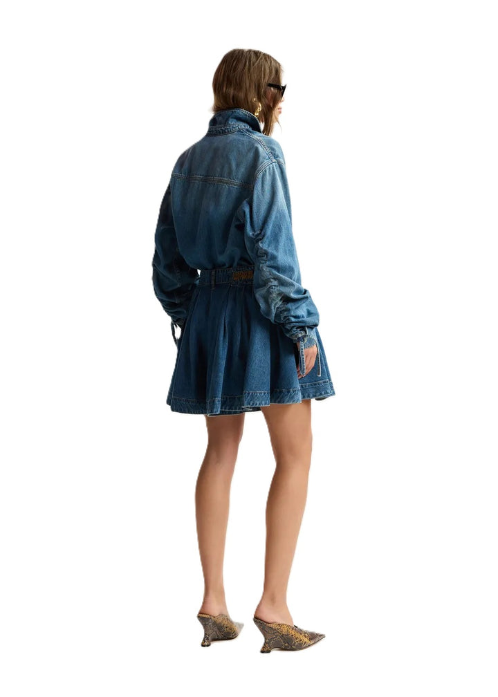 Bermuda Essentiel Antwerp JOSS FLARED JEANS SHORTS in jeans. Diese Jeans-Shorts aus Bio-Baumwollmischung ist mit modernen Plissees ausgestattet und erzeugt dadurch eine voluminöse Silhouette. Die Form der Bermuda erinnert an einen Hosenrock und machen den Style zu einem absoluten It-Piece. Die Bermuda hat einen klassischen Reißverschluss und Knopfverschluss, sowie Gürtelschlaufen. Seitentaschen und ein Logo-Etikett runden das Design ab. 