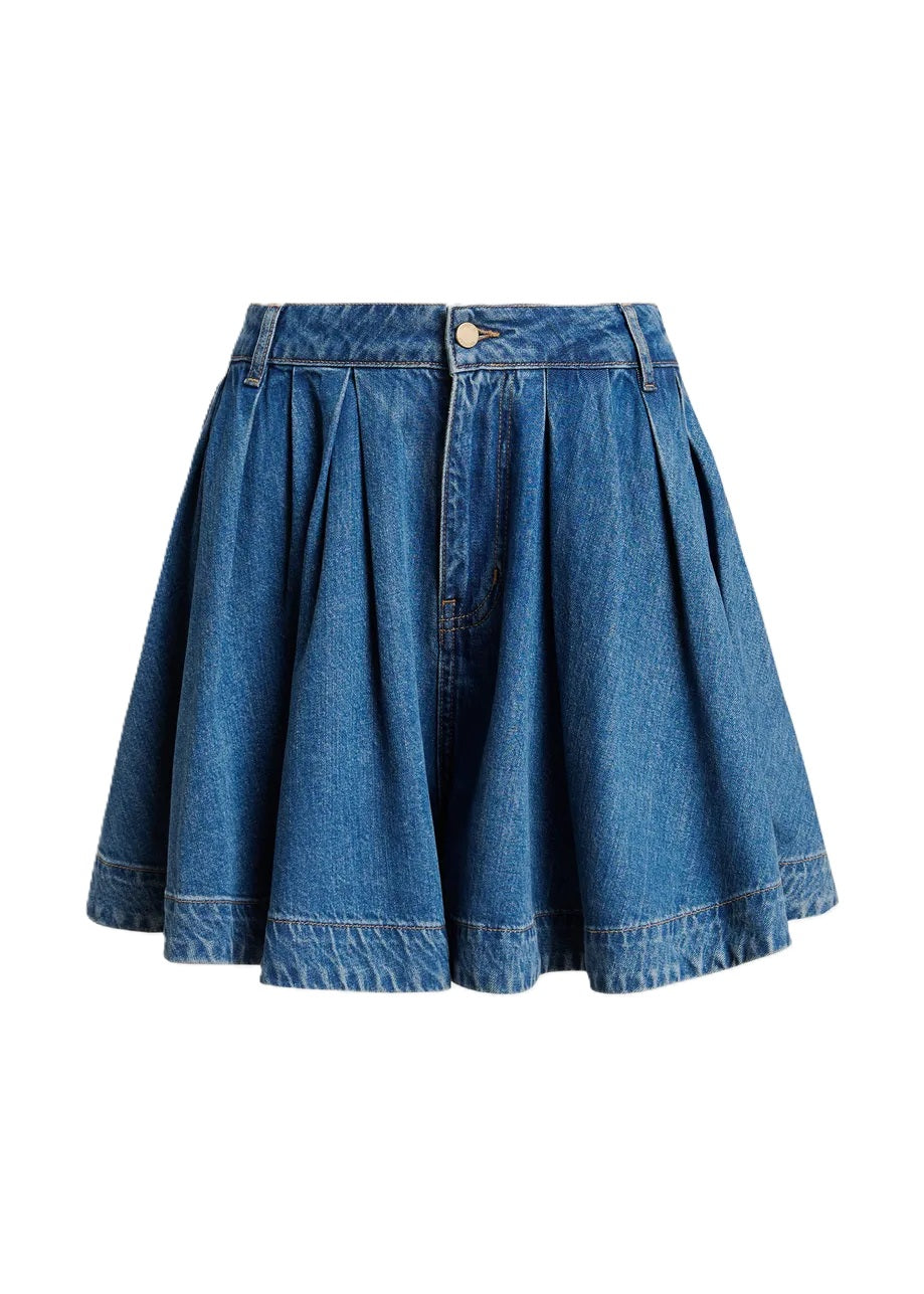 Bermuda Essentiel Antwerp JOSS FLARED JEANS SHORTS in jeans. Diese Jeans-Shorts aus Bio-Baumwollmischung ist mit modernen Plissees ausgestattet und erzeugt dadurch eine voluminöse Silhouette. Die Form der Bermuda erinnert an einen Hosenrock und machen den Style zu einem absoluten It-Piece. Die Bermuda hat einen klassischen Reißverschluss und Knopfverschluss, sowie Gürtelschlaufen. Seitentaschen und ein Logo-Etikett runden das Design ab. 