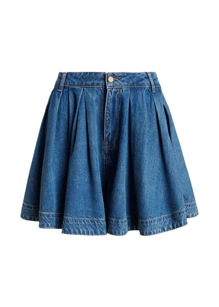 Bermuda Essentiel Antwerp JOSS FLARED JEANS SHORTS in jeans. Diese Jeans-Shorts aus Bio-Baumwollmischung ist mit modernen Plissees ausgestattet und erzeugt dadurch eine voluminöse Silhouette. Die Form der Bermuda erinnert an einen Hosenrock und machen den Style zu einem absoluten It-Piece. Die Bermuda hat einen klassischen Reißverschluss und Knopfverschluss, sowie Gürtelschlaufen. Seitentaschen und ein Logo-Etikett runden das Design ab. 