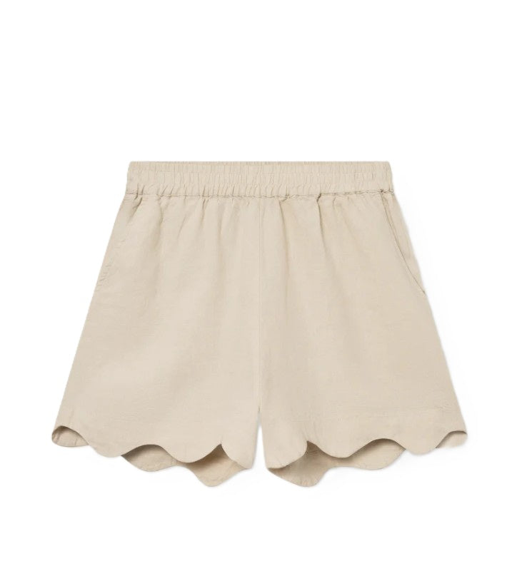 Bermuda von So Sue Shorts Wave in soft beige. Die Bermuda ist leicht ausgestellt und hat einen Gummizug und Taschen. Der Saum ist wellenförmig abgerundet. 100% Leinen, perfekt für den Sommer. 