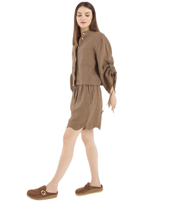Bermuda von So Sue Shorts Wave in soft brown. Die Bermuda ist leicht ausgestellt und hat einen Gummizug und Taschen. Der Saum ist wellenförmig abgerundet. 100% Leinen, perfekt für den Sommer. 