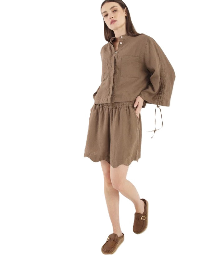 Bermuda von So Sue Shorts Wave in soft brown. Die Bermuda ist leicht ausgestellt und hat einen Gummizug und Taschen. Der Saum ist wellenförmig abgerundet. 100% Leinen, perfekt für den Sommer. 
