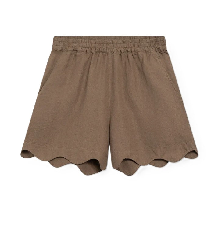 Bermuda von So Sue Shorts Wave in soft brown. Die Bermuda ist leicht ausgestellt und hat einen Gummizug und Taschen. Der Saum ist wellenförmig abgerundet. 100% Leinen, perfekt für den Sommer. 