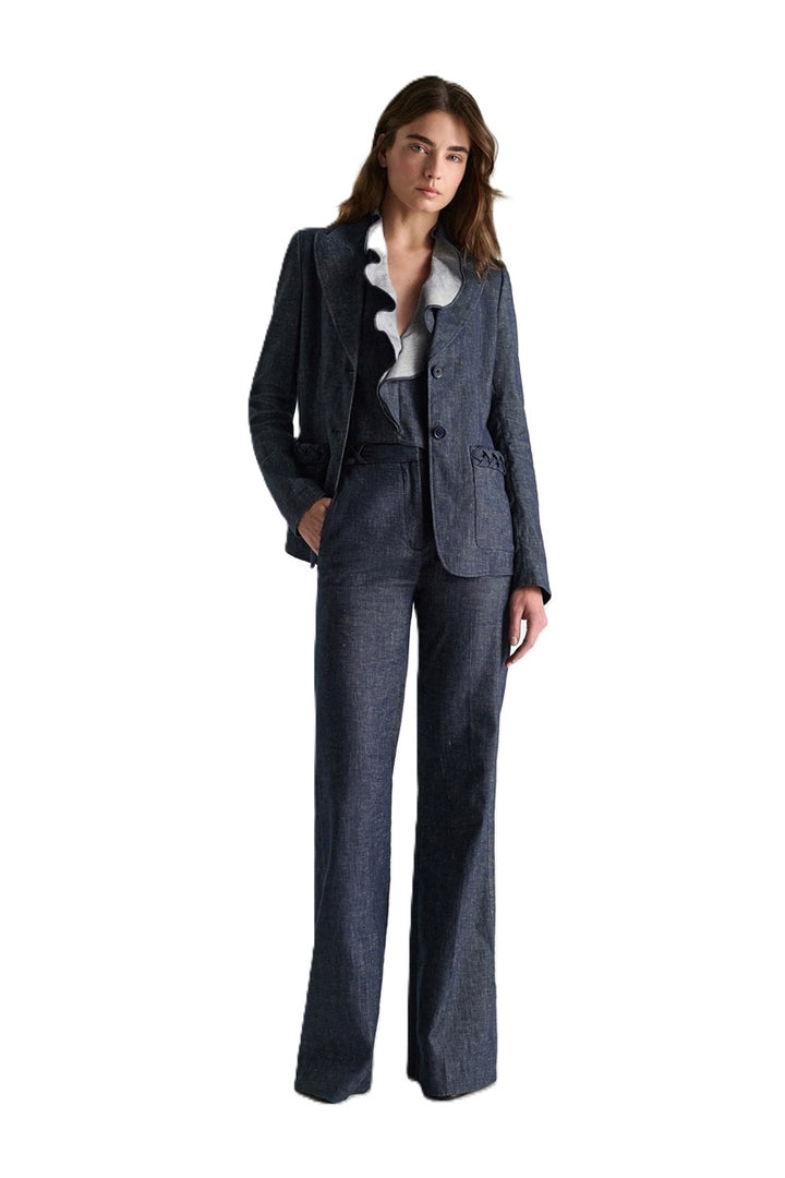 Blazer Dorothee Schumacher FLUID DENIM Jacket in dark denim. Der Blazer aus Baumwoll-Leinen versprüht mit seinen Flechtdetails an den Taschen einen modernen Vintage-Look. Der locker sitzende Schnitt hat ein spitz zulaufendes Revers. Der Blazer hat Knöpfe und Ärmel die man manuell mit einem innenliegenden Knopf verstellen und aufkrempeln kann. 
