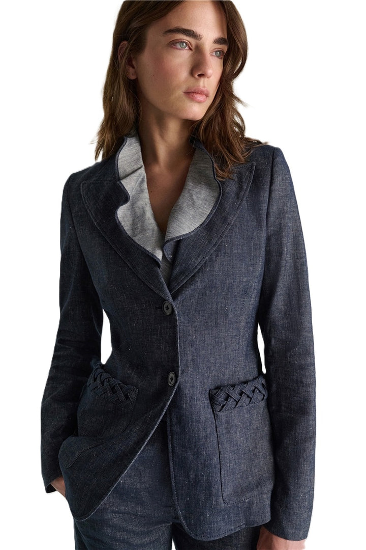 Blazer Dorothee Schumacher FLUID DENIM Jacket in dark denim. Der Blazer aus Baumwoll-Leinen versprüht mit seinen Flechtdetails an den Taschen einen modernen Vintage-Look. Der locker sitzende Schnitt hat ein spitz zulaufendes Revers. Der Blazer hat Knöpfe und Ärmel die man manuell mit einem innenliegenden Knopf verstellen und aufkrempeln kann. 