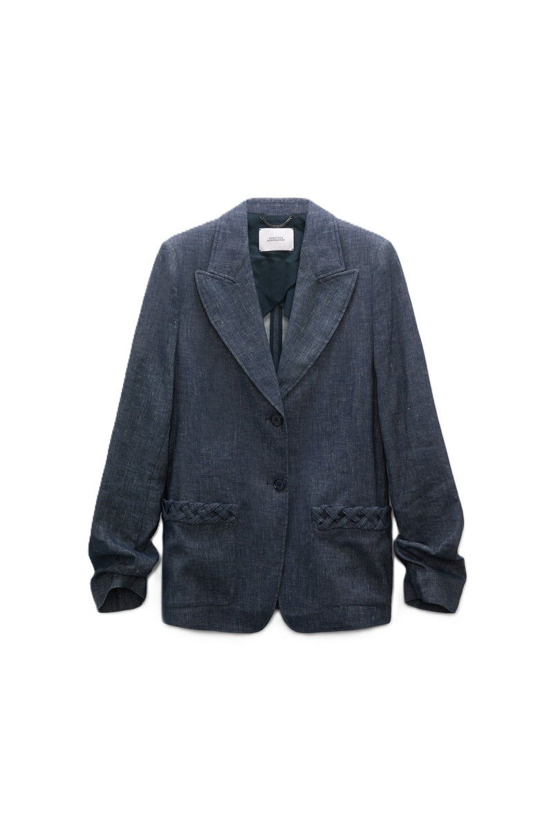 Blazer Dorothee Schumacher FLUID DENIM Jacket in dark denim. Der Blazer aus Baumwoll-Leinen versprüht mit seinen Flechtdetails an den Taschen einen modernen Vintage-Look. Der locker sitzende Schnitt hat ein spitz zulaufendes Revers. Der Blazer hat Knöpfe und Ärmel die man manuell mit einem innenliegenden Knopf verstellen und aufkrempeln kann. 