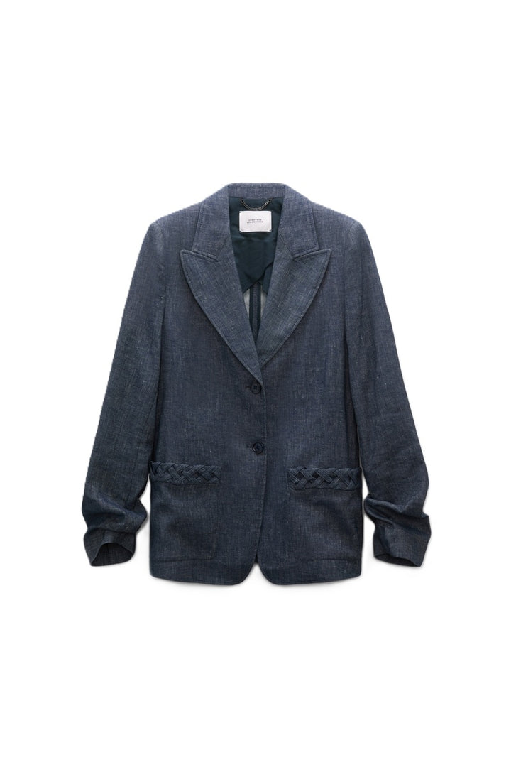 Blazer Dorothee Schumacher FLUID DENIM Jacket in dark denim. Der Blazer aus Baumwoll-Leinen versprüht mit seinen Flechtdetails an den Taschen einen modernen Vintage-Look. Der locker sitzende Schnitt hat ein spitz zulaufendes Revers. Der Blazer hat Knöpfe und Ärmel die man manuell mit einem innenliegenden Knopf verstellen und aufkrempeln kann. 