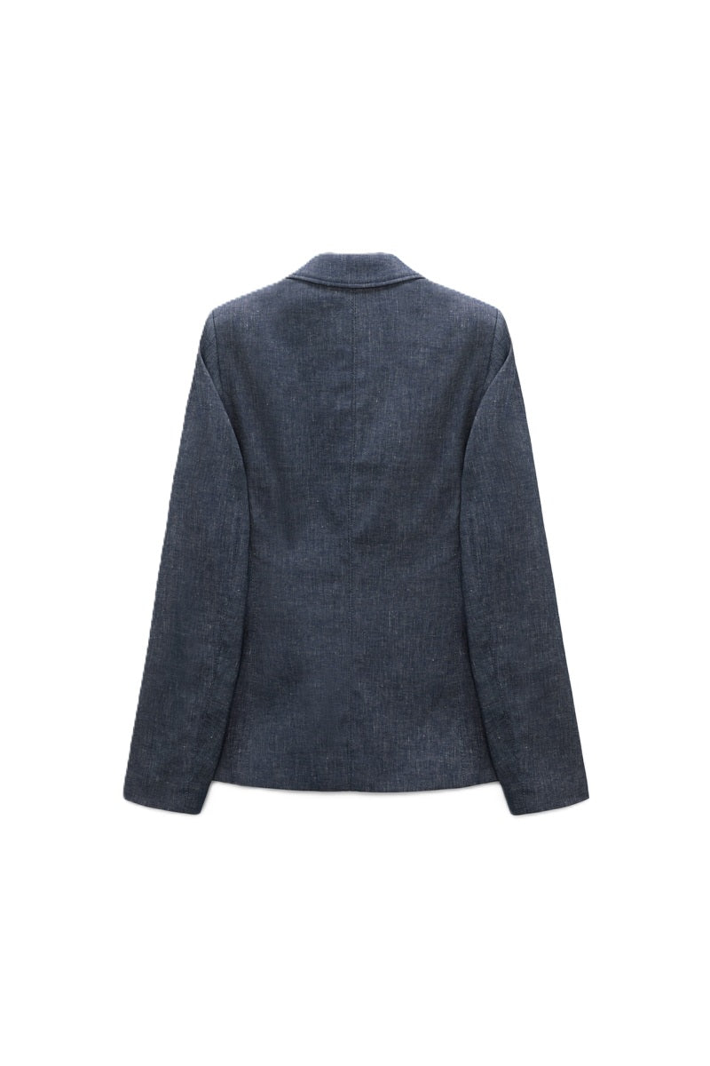 Blazer Dorothee Schumacher FLUID DENIM Jacket in dark denim. Der Blazer aus Baumwoll-Leinen versprüht mit seinen Flechtdetails an den Taschen einen modernen Vintage-Look. Der locker sitzende Schnitt hat ein spitz zulaufendes Revers. Der Blazer hat Knöpfe und Ärmel die man manuell mit einem innenliegenden Knopf verstellen und aufkrempeln kann. 