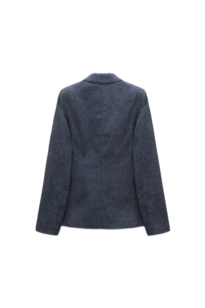 Blazer Dorothee Schumacher FLUID DENIM Jacket in dark denim. Der Blazer aus Baumwoll-Leinen versprüht mit seinen Flechtdetails an den Taschen einen modernen Vintage-Look. Der locker sitzende Schnitt hat ein spitz zulaufendes Revers. Der Blazer hat Knöpfe und Ärmel die man manuell mit einem innenliegenden Knopf verstellen und aufkrempeln kann. 