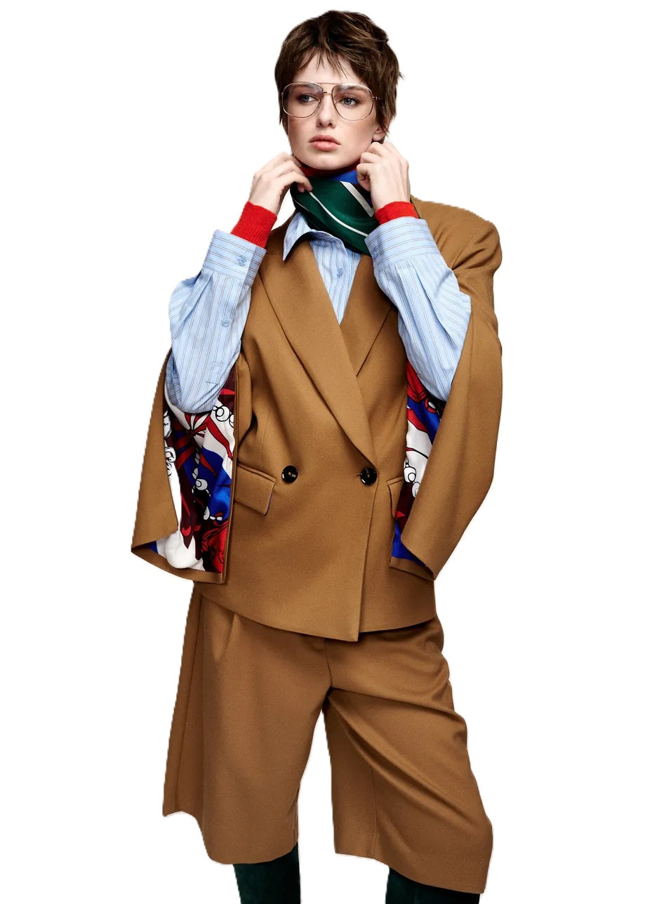Blazer Essentiel Antwerp KENDRA OVERSIZED BLAZER in camel. Der Blazer hat eine weite, gerade Form. Er ist doppelreihig geschnitten und hat gepolsterte Schultern. Auf der Innenseite der Ärmel befindet sich ein Reißverschluss. Man kann ihn geschlossen lassen, oder auch öffnen. Dann sieht man das schöne bunte Innenmuster. 