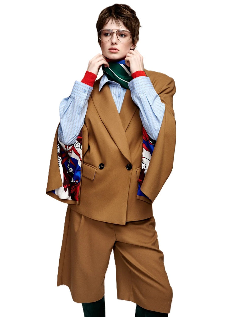 Blazer Essentiel Antwerp KENDRA OVERSIZED BLAZER in camel. Der Blazer hat eine weite, gerade Form. Er ist doppelreihig geschnitten und hat gepolsterte Schultern. Auf der Innenseite der Ärmel befindet sich ein Reißverschluss. Man kann ihn geschlossen lassen, oder auch öffnen. Dann sieht man das schöne bunte Innenmuster. 