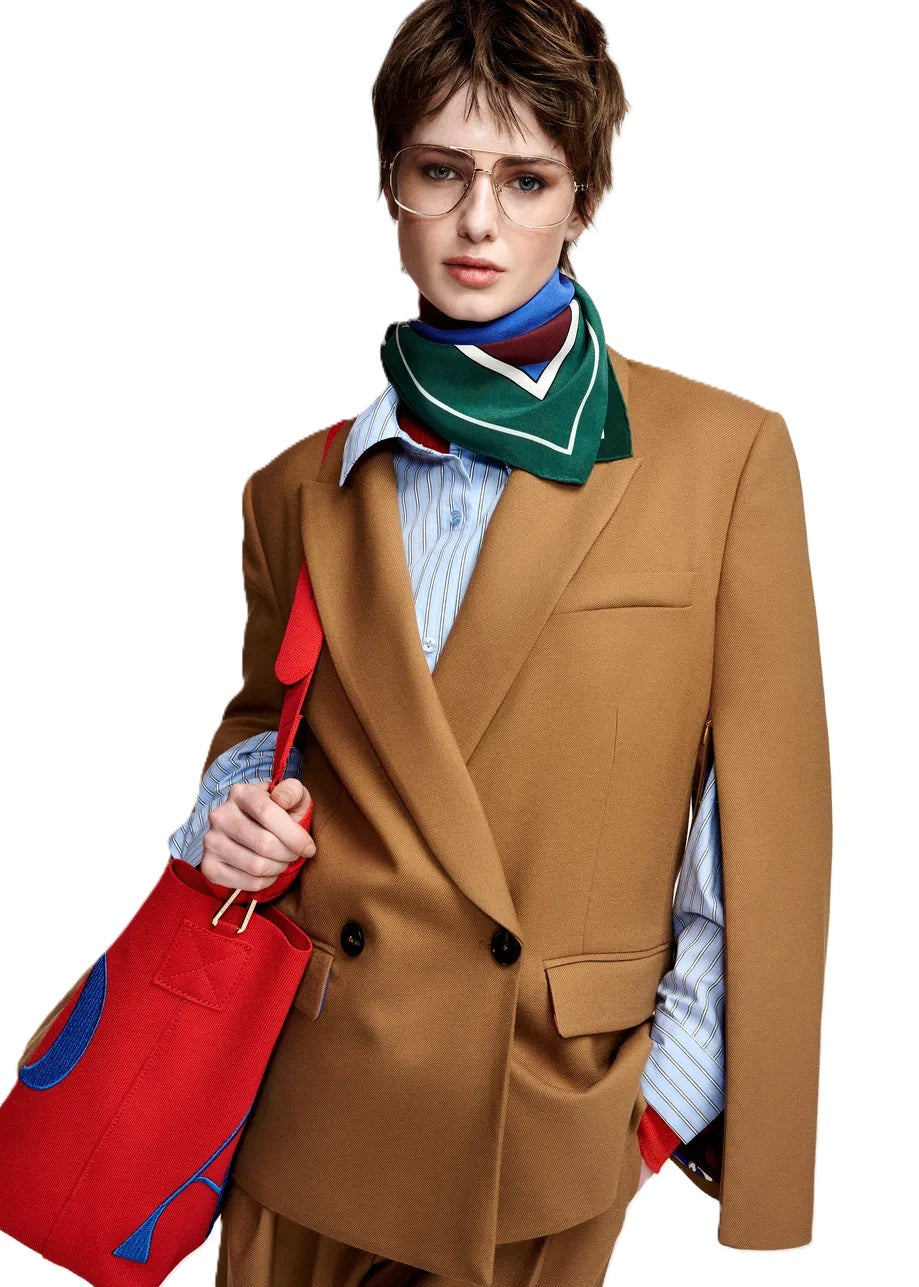 Blazer Essentiel Antwerp KENDRA OVERSIZED BLAZER in camel. Der Blazer hat eine weite, gerade Form. Er ist doppelreihig geschnitten und hat gepolsterte Schultern. Auf der Innenseite der Ärmel befindet sich ein Reißverschluss. Man kann ihn geschlossen lassen, oder auch öffnen. Dann sieht man das schöne bunte Innenmuster. 
