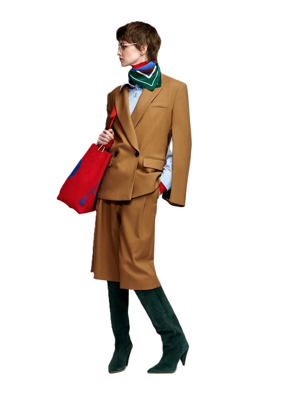 Blazer Essentiel Antwerp KENDRA OVERSIZED BLAZER in camel. Der Blazer hat eine weite, gerade Form. Er ist doppelreihig geschnitten und hat gepolsterte Schultern. Auf der Innenseite der Ärmel befindet sich ein Reißverschluss. Man kann ihn geschlossen lassen, oder auch öffnen. Dann sieht man das schöne bunte Innenmuster. 