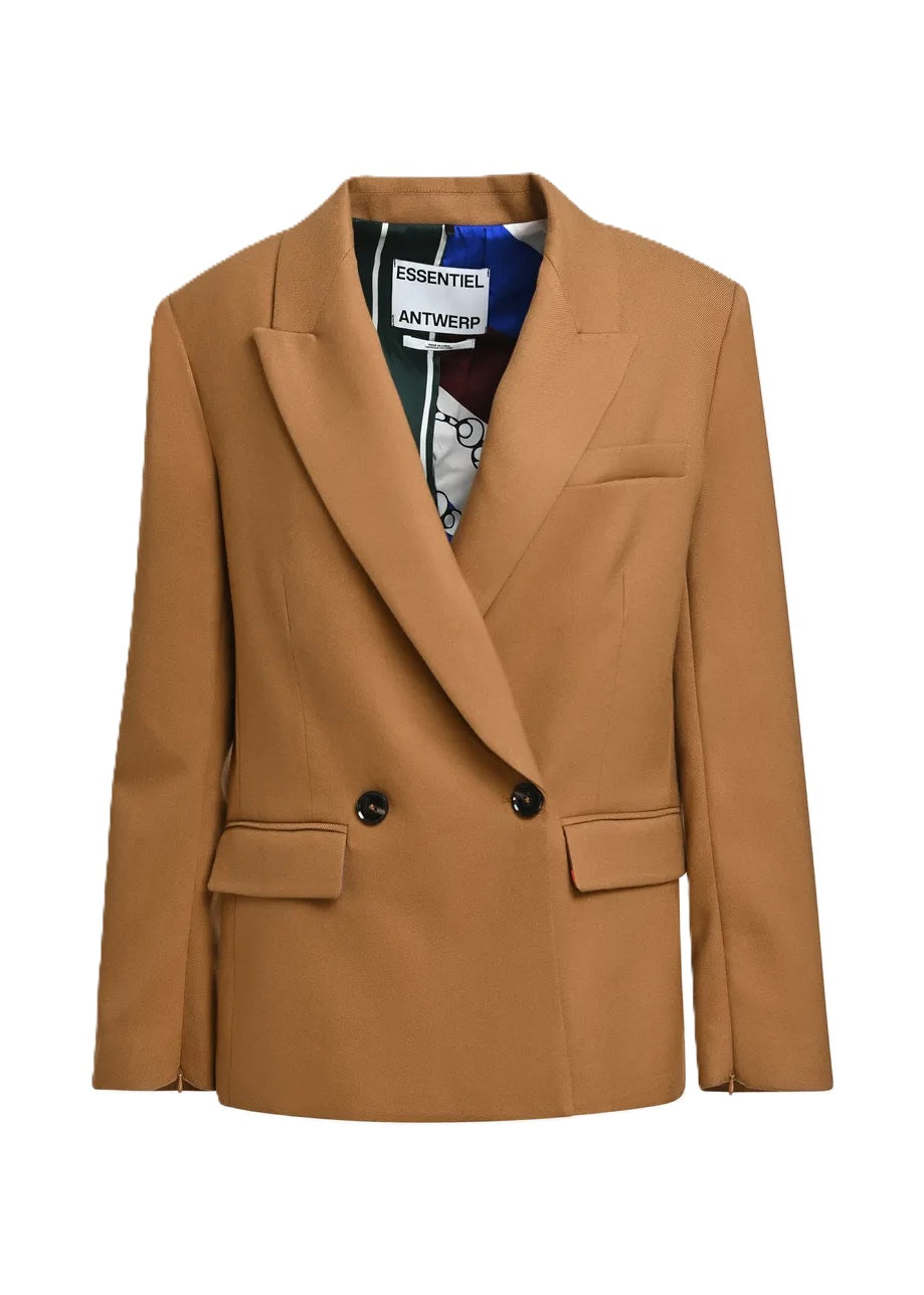 Blazer Essentiel Antwerp KENDRA OVERSIZED BLAZER in camel. Der Blazer hat eine weite, gerade Form. Er ist doppelreihig geschnitten und hat gepolsterte Schultern. Auf der Innenseite der Ärmel befindet sich ein Reißverschluss. Man kann ihn geschlossen lassen, oder auch öffnen. Dann sieht man das schöne bunte Innenmuster. 