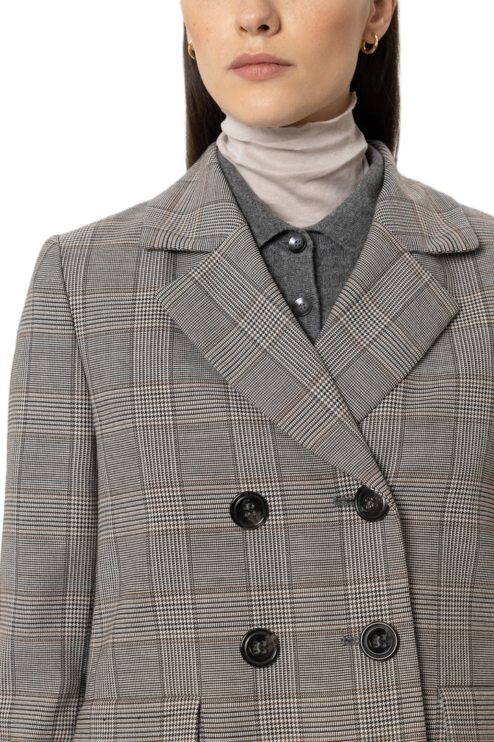 Grauer Karo-Blazer von Luisa Cerano im Glencheck-Dessin mit Reverskragen, doppelreihigem Schnitt und vier Hornknöpfen.