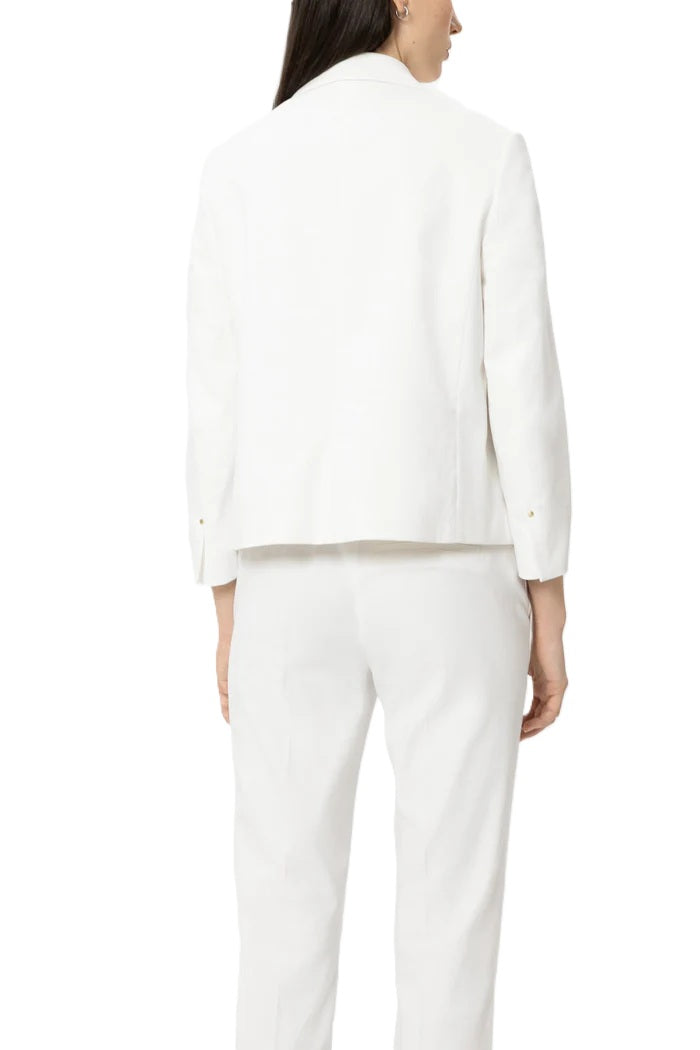 Blazer Luisa Cerano Twill-Blazerjacke in weiß. Leichter Blazer aus sommerlichem Twill mit Stretch in weiß. Der Blazer besitzt einen lockeren, leicht verkürzten Schnitt und hat ¾-lange Ärmel, zwei angedeuteten Brusttaschen und zwei aufgesetzten Eingriffstaschen. Die Knöpfe sind in der gleichen Farbe gehalten. 