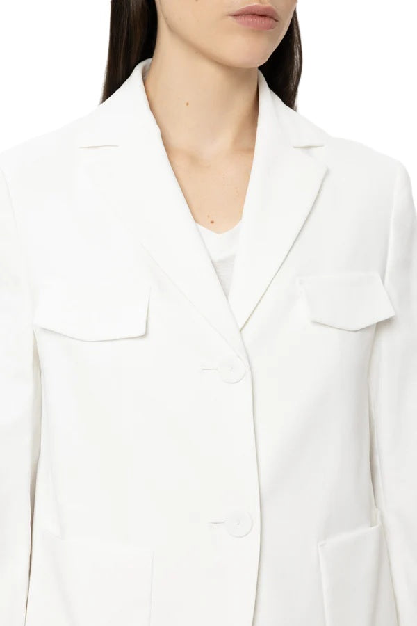 Blazer Luisa Cerano Twill-Blazerjacke in weiß. Leichter Blazer aus sommerlichem Twill mit Stretch in weiß. Der Blazer besitzt einen lockeren, leicht verkürzten Schnitt und hat ¾-lange Ärmel, zwei angedeuteten Brusttaschen und zwei aufgesetzten Eingriffstaschen. Die Knöpfe sind in der gleichen Farbe gehalten. 