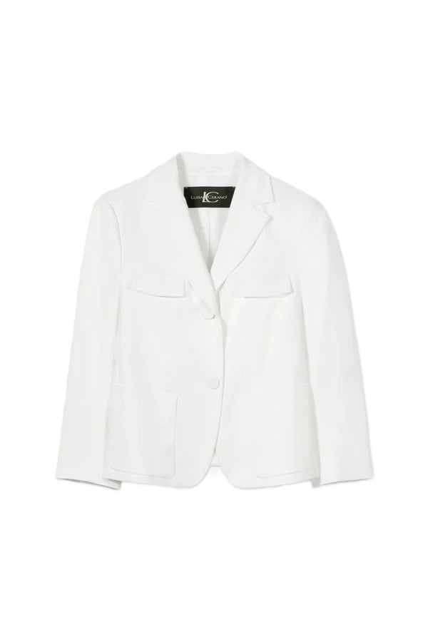 Blazer Luisa Cerano Twill-Blazerjacke in weiß. Leichter Blazer aus sommerlichem Twill mit Stretch in weiß. Der Blazer besitzt einen lockeren, leicht verkürzten Schnitt und hat ¾-lange Ärmel, zwei angedeuteten Brusttaschen und zwei aufgesetzten Eingriffstaschen. Die Knöpfe sind in der gleichen Farbe gehalten. 