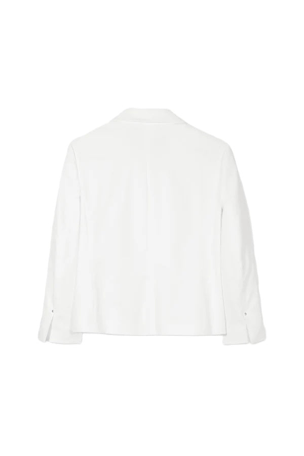 Blazer Luisa Cerano Twill-Blazerjacke in weiß. Leichter Blazer aus sommerlichem Twill mit Stretch in weiß. Der Blazer besitzt einen lockeren, leicht verkürzten Schnitt und hat ¾-lange Ärmel, zwei angedeuteten Brusttaschen und zwei aufgesetzten Eingriffstaschen. Die Knöpfe sind in der gleichen Farbe gehalten. 