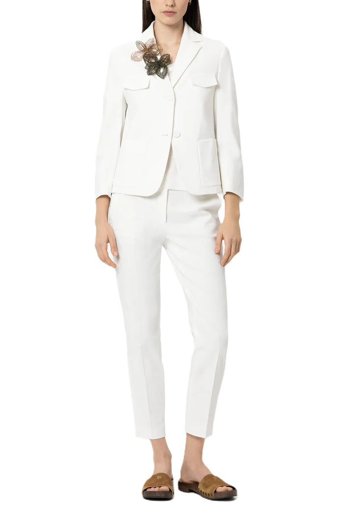 Blazer Luisa Cerano Twill-Blazerjacke in weiß. Leichter Blazer aus sommerlichem Twill mit Stretch in weiß. Der Blazer besitzt einen lockeren, leicht verkürzten Schnitt und hat ¾-lange Ärmel, zwei angedeuteten Brusttaschen und zwei aufgesetzten Eingriffstaschen. Die Knöpfe sind in der gleichen Farbe gehalten. 