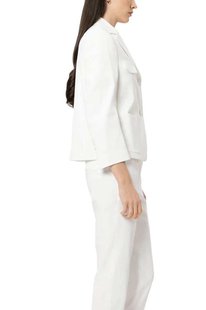 Blazer Luisa Cerano Twill-Blazerjacke in weiß. Leichter Blazer aus sommerlichem Twill mit Stretch in weiß. Der Blazer besitzt einen lockeren, leicht verkürzten Schnitt und hat ¾-lange Ärmel, zwei angedeuteten Brusttaschen und zwei aufgesetzten Eingriffstaschen. Die Knöpfe sind in der gleichen Farbe gehalten. 