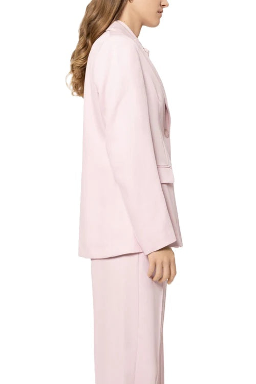 Blazer von Luisa Cerano in rosa. Der Blazer hat eine gerade Form und ein Revers mit Knöpfen. 