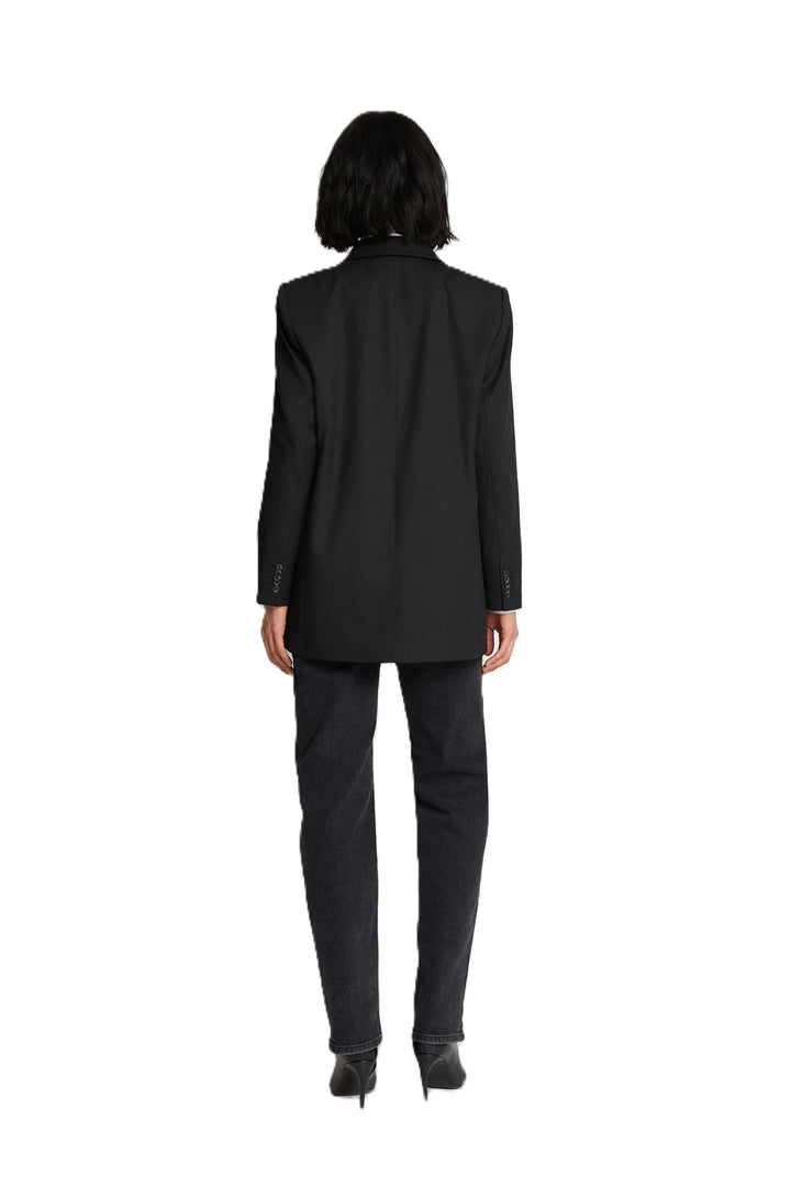 Blazer Munthe SUSSIMA in schwarz. Blazer aus einer Mischung aus recyceltem Polyester und Wolle. Der Blazer hat lange Ärmel mit Knöpfen auf der Rückseite des Ärmels. Er hat Taschen mit Klappe auf der Vorderseite und einem Ein-Knopf-Verschluss. Die Schultern sind akzentuiert. Der Blazer ist oversized geschnitten.