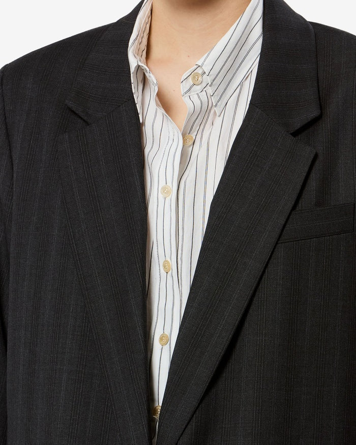 Blazer Isabel Marant Nerix Jacket in anthrazit. Cooler Blazer mit feinem Ton-in-Ton Karomuster aus Schurwolle. Der Blazer hat einen Knopf und eine gerade lässige Passform. Er hat einen modernen Spitzkragen und betonte Schultern. Er hat lange Ärmel und geknöpfte Manschetten. 