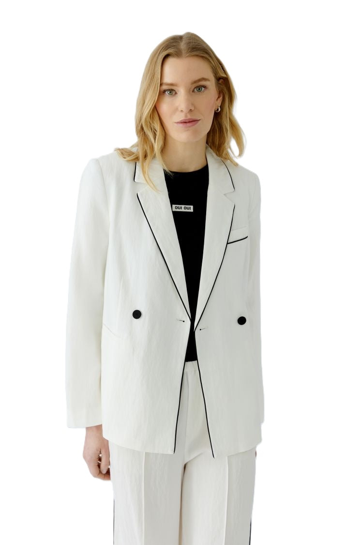 Blazer von Oui in ecru mit schwarzer Umrandung an den Säumen. Der Blazer ist ein Doppelreiher und hat schwarze Knopfe und ist mittellang geschnitten. 