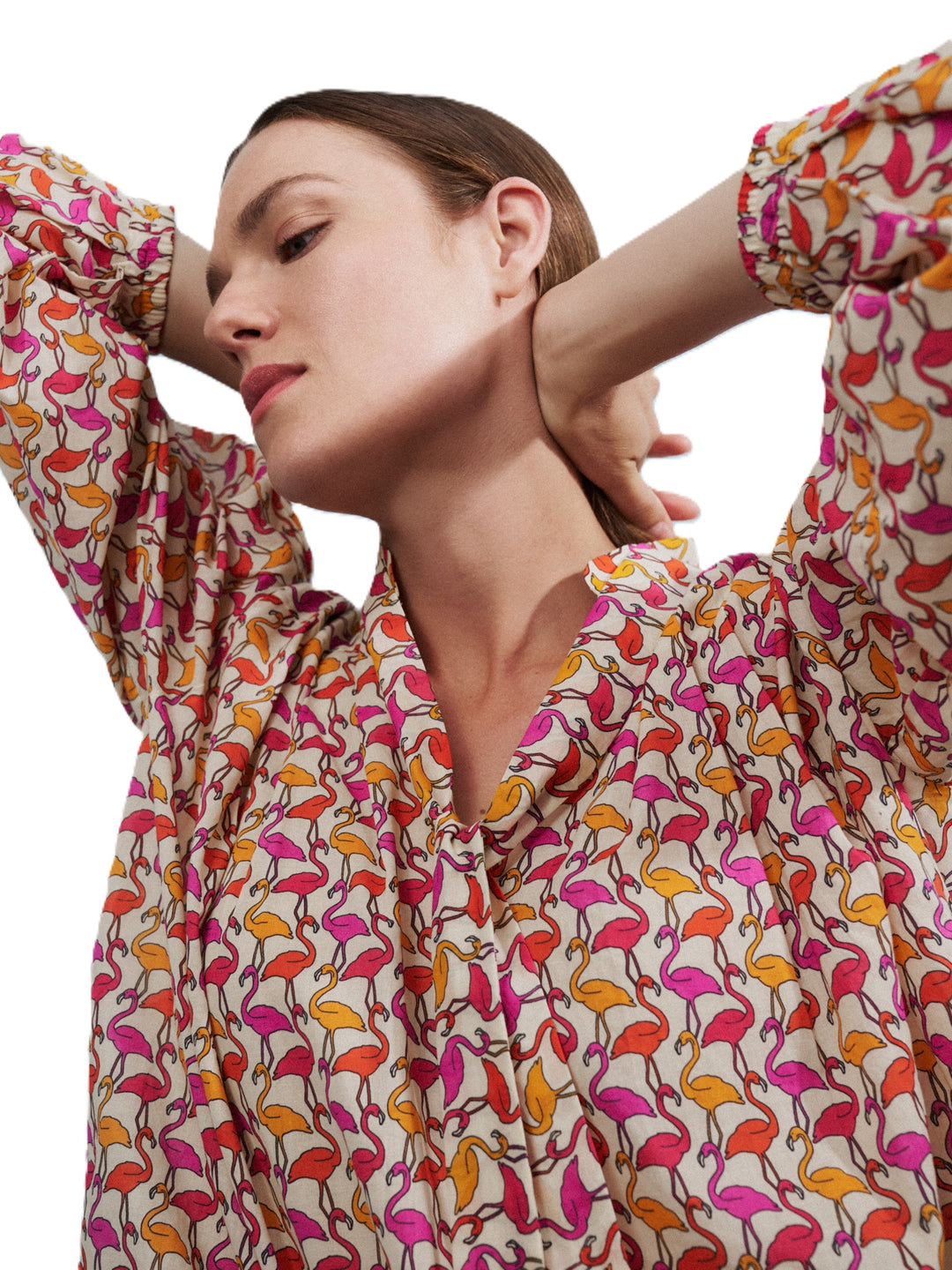 Bluse Anouk von 0039 Italy mit Flamingoprint und Schluppe. Die Bluse ist weit geschnitten und besteht zu 100% aus Baumwolle. 