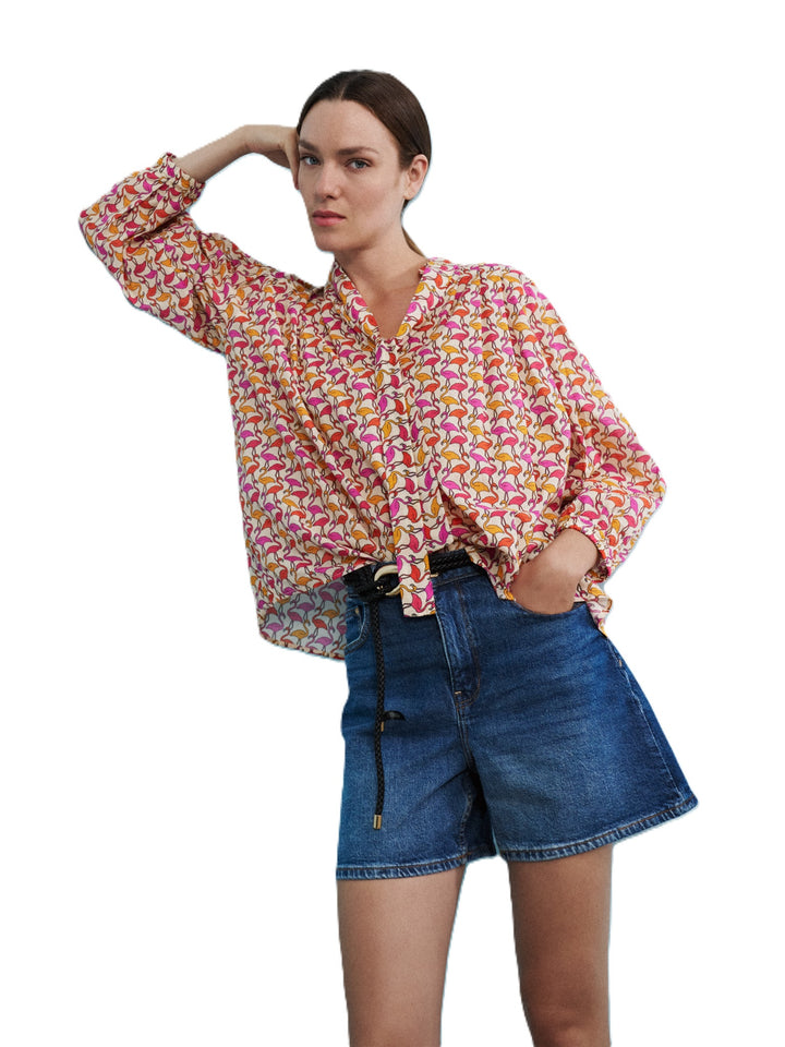 Bluse Anouk von 0039 Italy mit Flamingoprint und Schluppe. Die Bluse ist weit geschnitten und besteht zu 100% aus Baumwolle. 