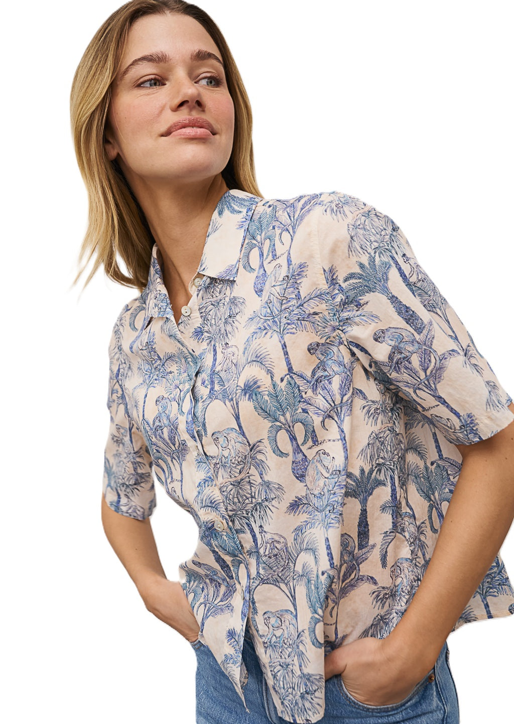 Bluse von 0039 Italy Bea. Die Bluse hat einen Affenprint und ist gerade geschnitten mit Halbarm, Kragen und Knopfleiste.