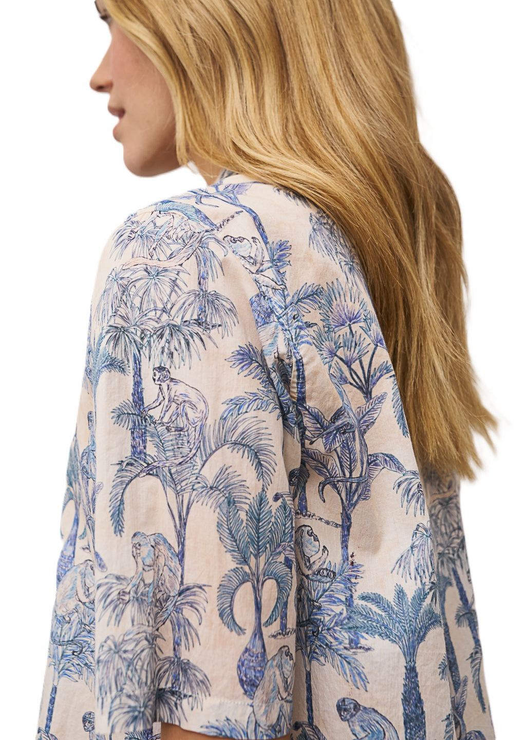 Bluse von 0039 Italy Bea. Die Bluse hat einen Affenprint und ist gerade geschnitten mit Halbarm, Kragen und Knopfleiste.