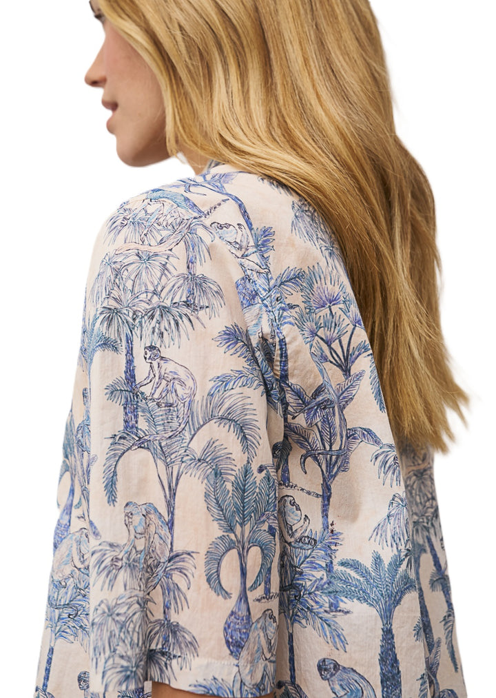 Bluse von 0039 Italy Bea. Die Bluse hat einen Affenprint und ist gerade geschnitten mit Halbarm, Kragen und Knopfleiste.
