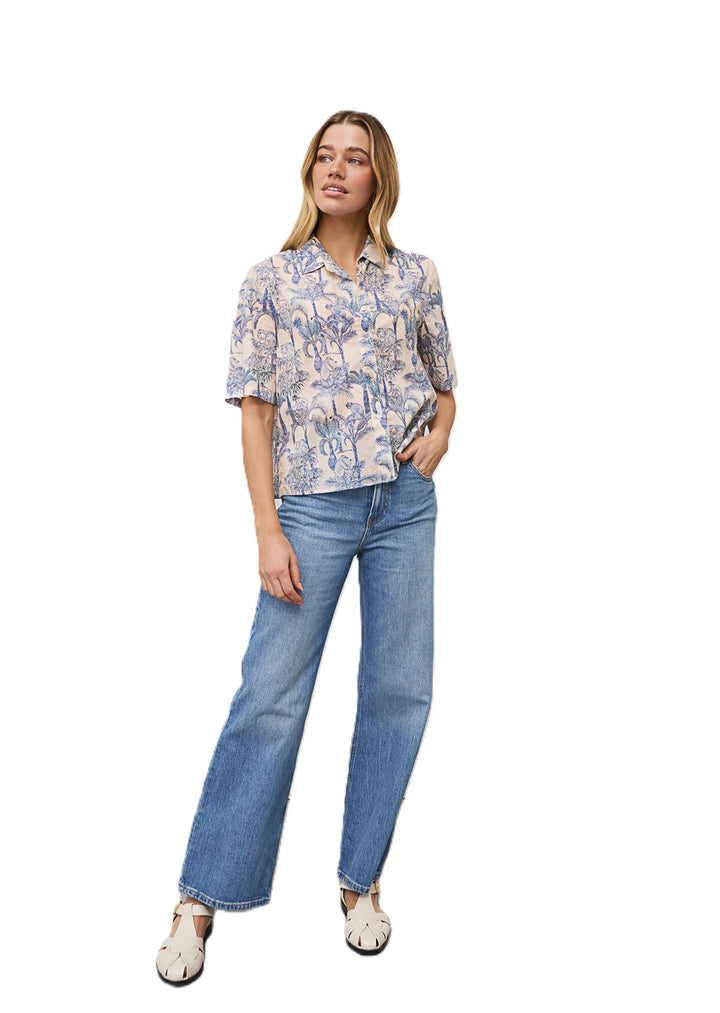 Bluse von 0039 Italy Bea. Die Bluse hat einen Affenprint und ist gerade geschnitten mit Halbarm, Kragen und Knopfleiste.
