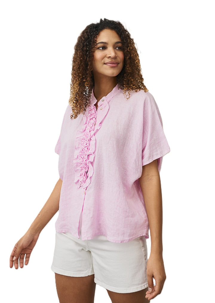 Bluse Daisy von 0039 Italy in rosa mit weißem Streifen. Die Bluse hat Rüschen auf der Vorderseite und besteht aus Leinen.
