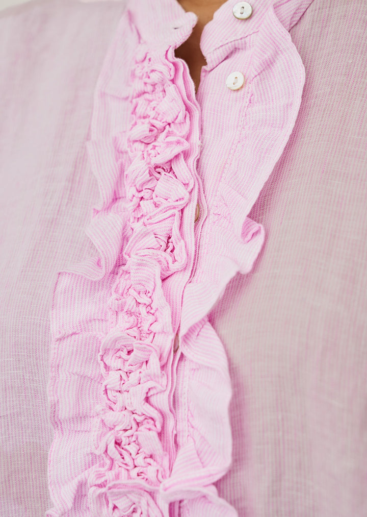 Bluse Daisy von 0039 Italy in rosa mit weißem Streifen. Die Bluse hat Rüschen auf der Vorderseite und besteht aus Leinen.