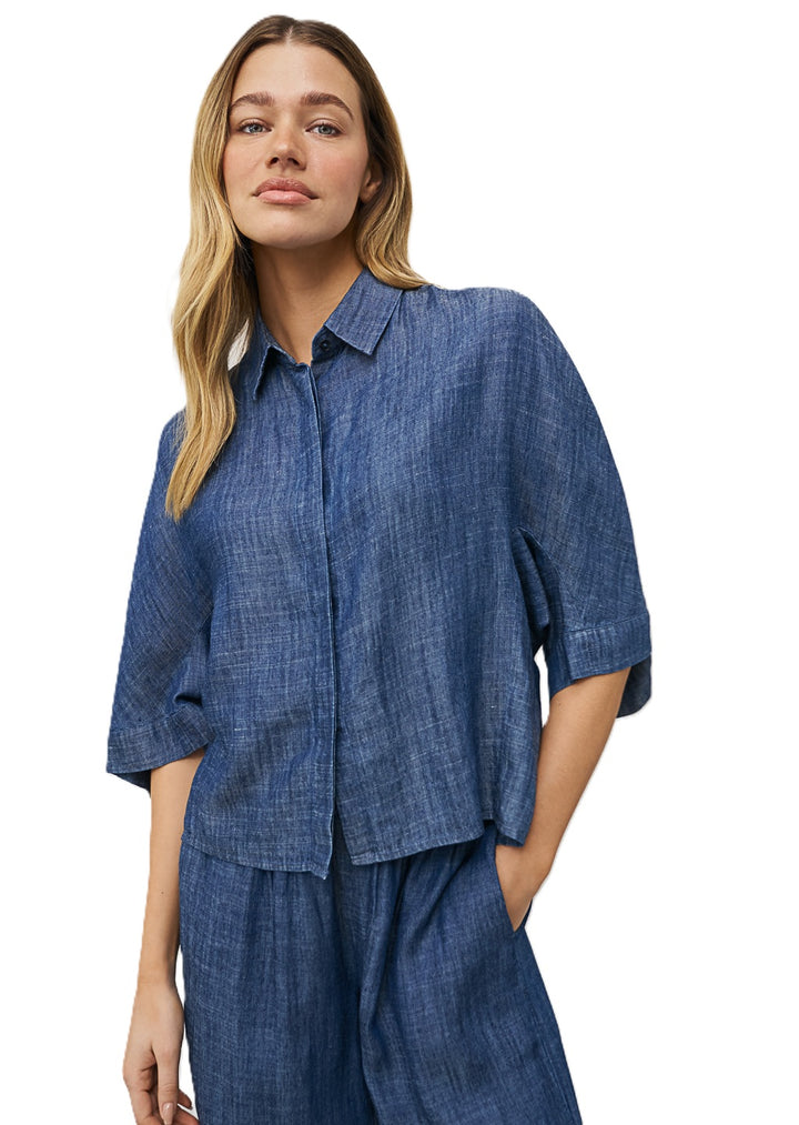 Bluse 0039 Italy Hollie in Denimoptik. Die Bluse ist weit, hat einen Kragen und eine Knopfleiste.
