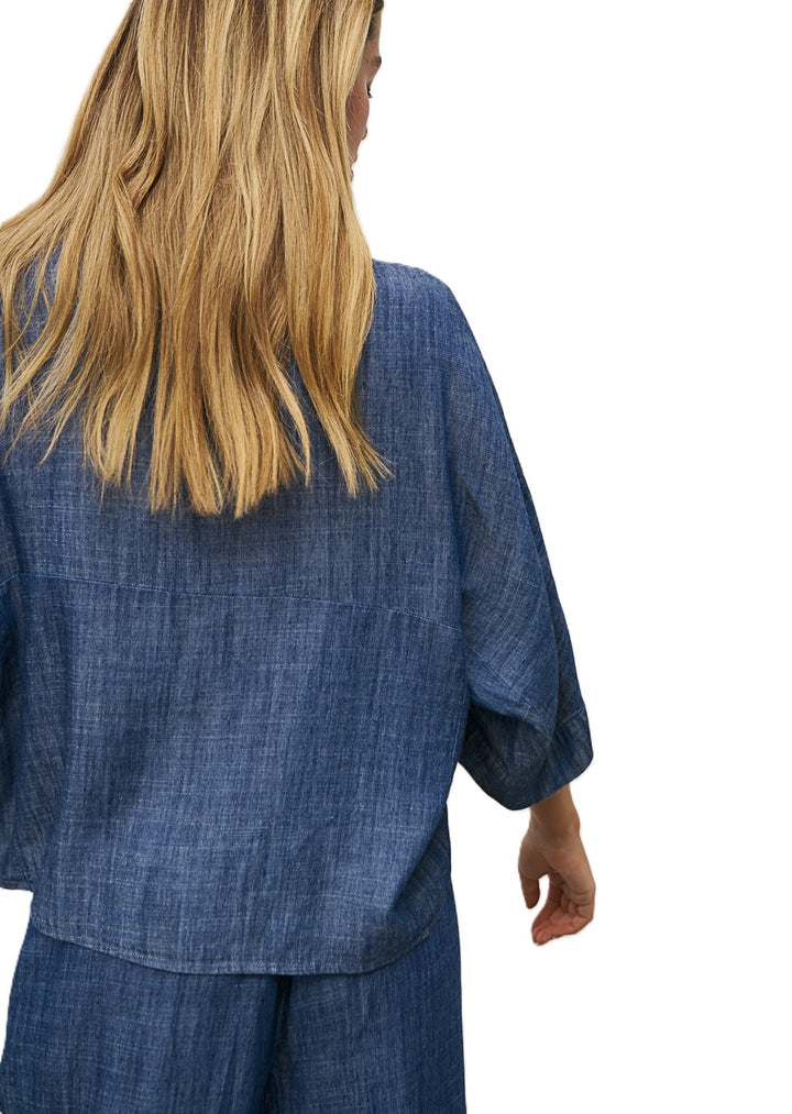 Bluse 0039 Italy Hollie in Denimoptik. Die Bluse ist weit, hat einen Kragen und eine Knopfleiste.