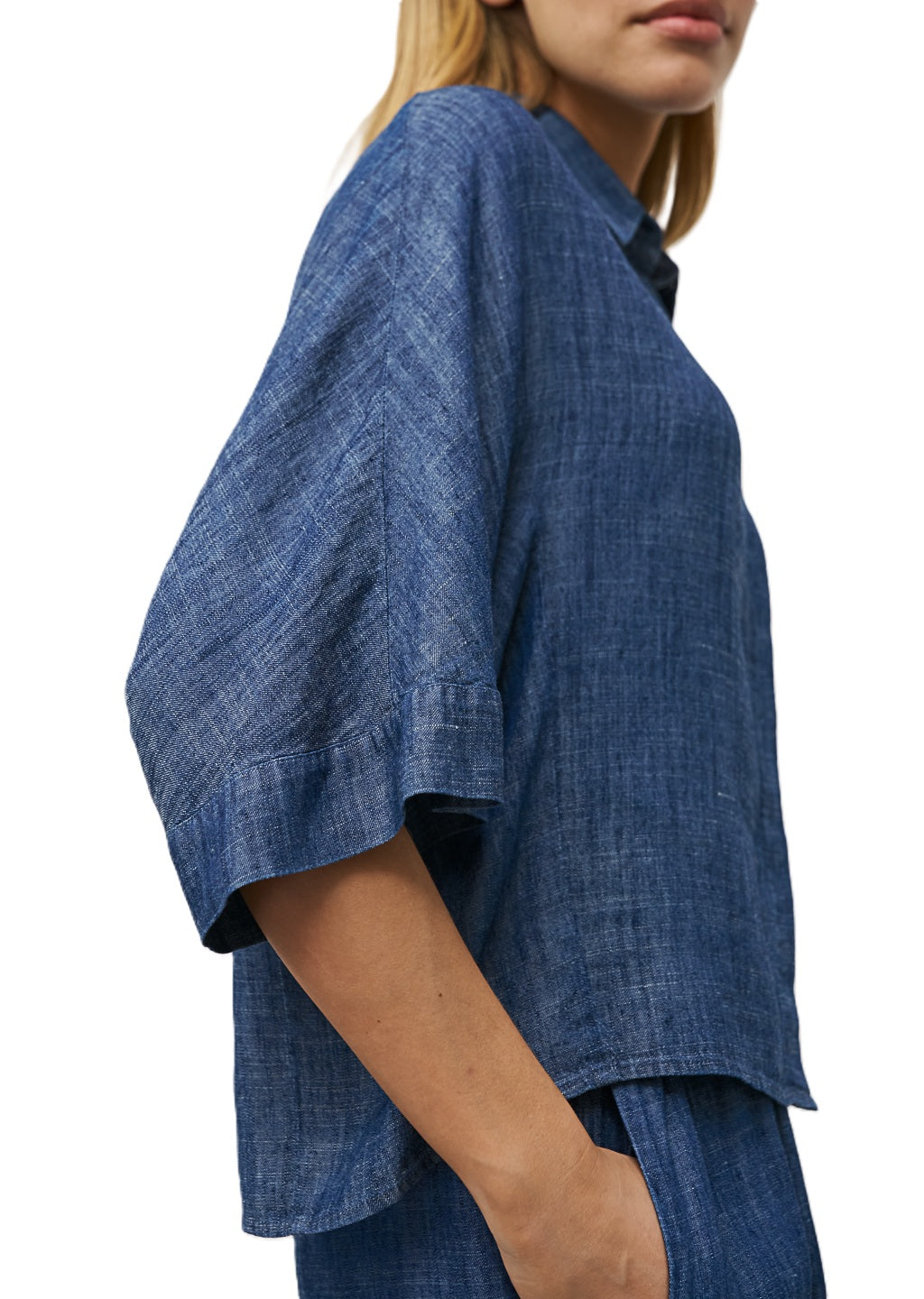 Bluse 0039 Italy Hollie in Denimoptik. Die Bluse ist weit, hat einen Kragen und eine Knopfleiste.