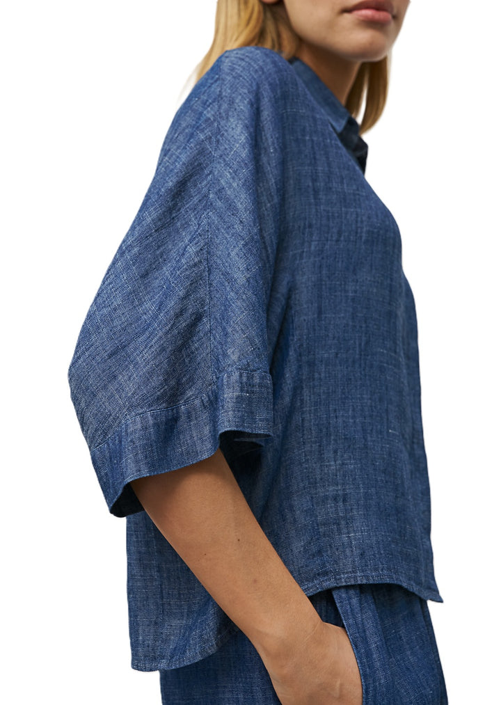 Bluse 0039 Italy Hollie in Denimoptik. Die Bluse ist weit, hat einen Kragen und eine Knopfleiste.