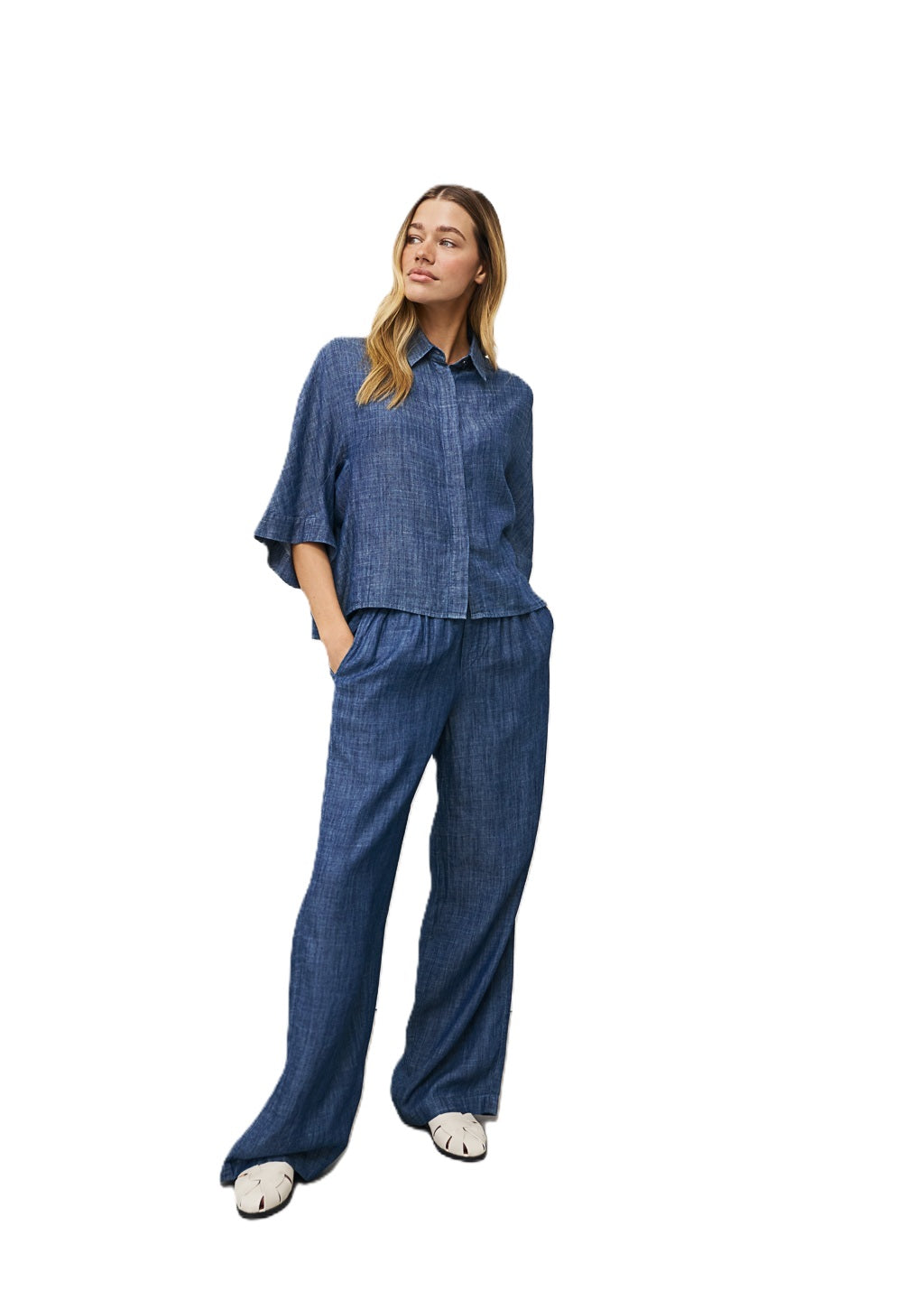Bluse 0039 Italy Hollie in Denimoptik. Die Bluse ist weit, hat einen Kragen und eine Knopfleiste.