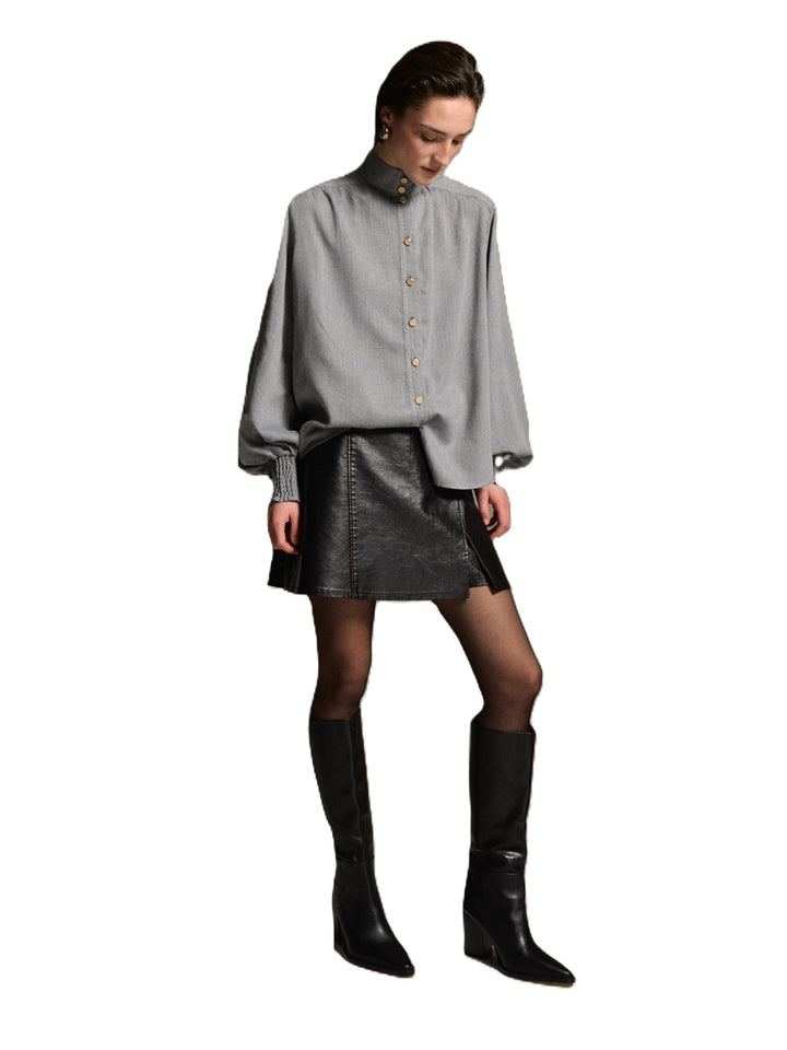 Graue Bluse Dunia von 0039 Italy im Oversize-Schnitt mit gesmoktem Stehkragen, goldenen Knöpfen und leicht gepufften Ärmeln.