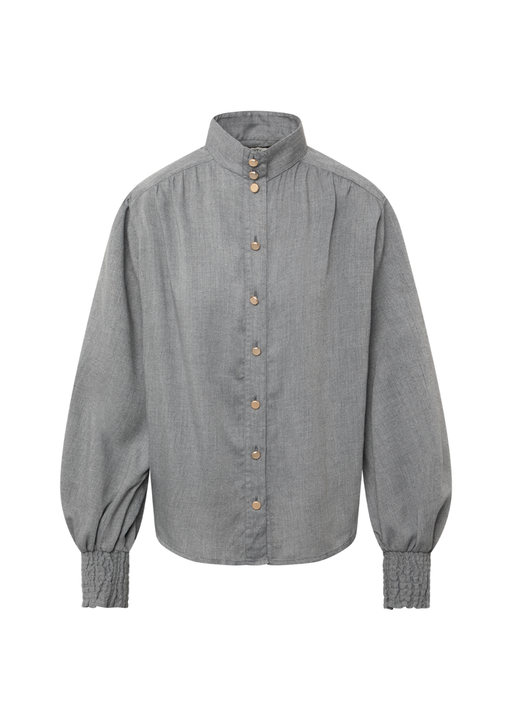 Graue Bluse Dunia von 0039 Italy im Oversize-Schnitt mit gesmoktem Stehkragen, goldenen Knöpfen und leicht gepufften Ärmeln.