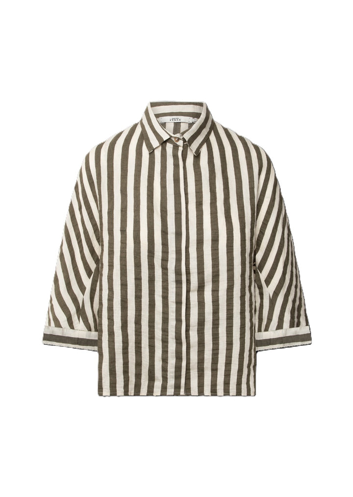 Bluse 0039 Italy Hollie mit Streifen in grün/ecru. Oversized geschnittene Streifenbluse mit Kragen und verdeckter Knopfleiste. Die Bluse hat eine überschnittene Schulter und besteht aus 100% Leinen. 