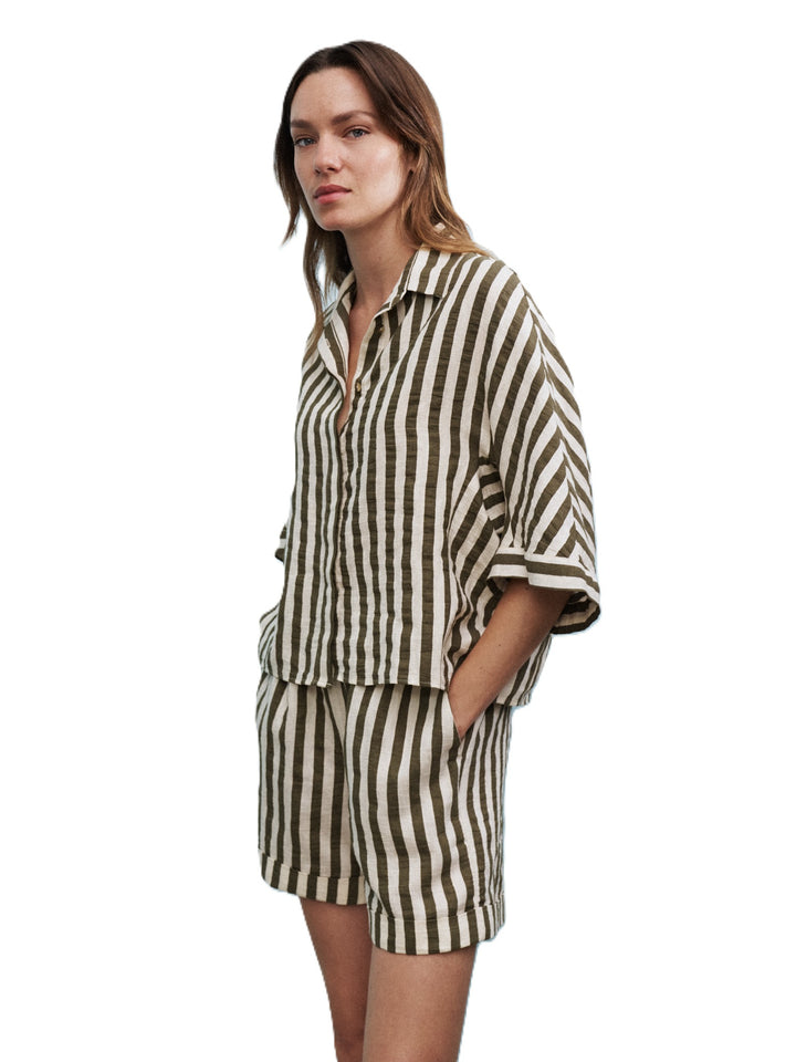 Bluse 0039 Italy Hollie mit Streifen in grün/ecru. Oversized geschnittene Streifenbluse mit Kragen und verdeckter Knopfleiste. Die Bluse hat eine überschnittene Schulter und besteht aus 100% Leinen. 