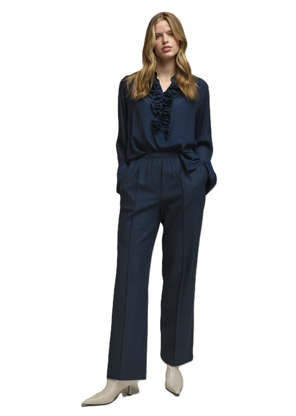 Dunkelblaue Seidenbluse Jessi von der Marke 0039 Italy mit Hemdblusenkragen und Rüschendetails. Die Bluse hat lange Ärmel und eine verdeckte Knopfleiste.